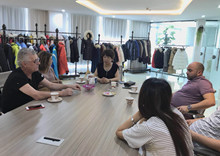 訂做羽絨服廠家客戶遠(yuǎn)道而來驗廠